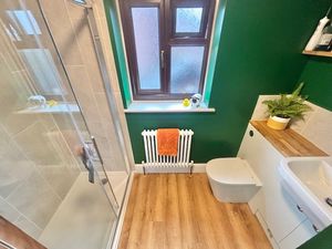 Shower room- click for photo gallery